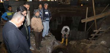 محافظ سوهاج يتابع إصلاح كسر خط مياه 18 بوصة بميدان الثقافة