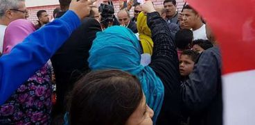 ناخبون يرفعون رايات وأعلام مصر أثناء إدلائهم بأصواتهم بلجان السنطة