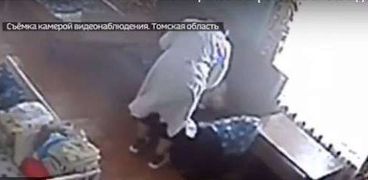 ممرضة روسية تضرب الطفل المعاق المكلفة برعايته ضربا قاسيا