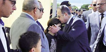 «عبدالغفار» يقبل رأس ابنة الشهيد اللواء خالد عثمان