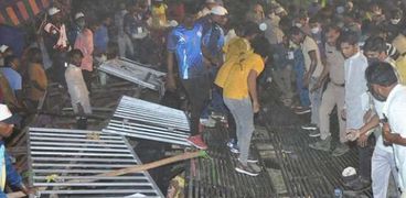فيديو يرصد لحظة انهيار مدرج بالجماهير أثناء مباراة