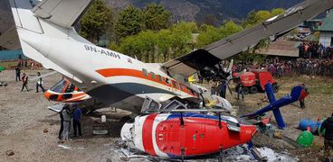 اصطدام طائرة تابعة لشركة الخطوط الجوية "سميت إير" بطائرة مروحية في مطار لوكلا في نيبال
