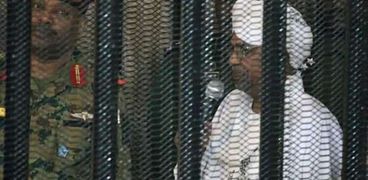 الرئيس السوداني السابق عمر البشير داخل قفص المحاكمة (أرشيفية)