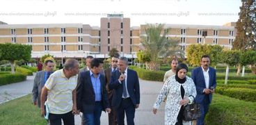 مديرة المستشفى الجامعى دكتورة إلهام مدني  برفقة محافظ الإسماعيلية داخل المستشفى الجامعى
