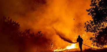 عنصر إطفاء يساهم في إخماد الحرائق في قبرص