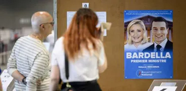 ناخبان فرنسيان يدليان بصوتهما في مكتب اقتراع