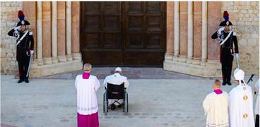 بابا الفاتيكان يظهر على كرسي متحرك