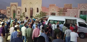 صور.. وصول جثمان والدة الشهيد أحمد منسي لمقابر الروبيكي