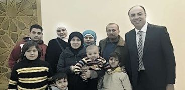 السفير المصرى فى دمشق مع العائلة المصرية قبل عودتها إلى القاهرة