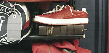 الحذاء فوق الكتاب.. هكذا يعرض المحل بضاعته