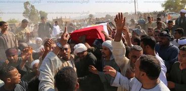 محافظ قنا يشارك في تشييع جنازة شهيد القوات المسلحة بنجع حمادي