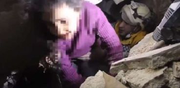 انتشال طفلة من تحت ركام زلزال سوريا