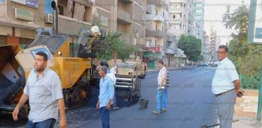 رصف 65 شارع بحي شرق أسوط ضمن خطة المحافظة لرفع كفاءة الطرق