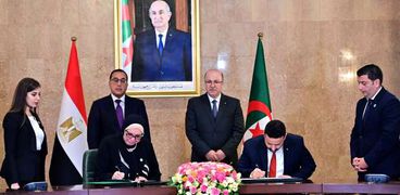 رئيسا وزراء مصر والجزائر يشهدان توقيع عدد من الوثائق