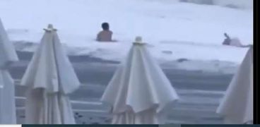 الأمواج المرتفعة تخطف فتاة روسية على الشاطئ