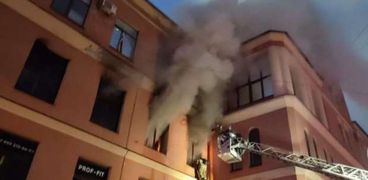 جهود إخماد حريق في «سانت بطرسبرج»