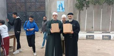 كنيسة في الإسكندرية توزع كراتين رمضان