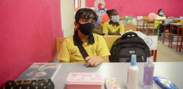 التلاميذ يلتزمون بارتداء الكمامات الطبية داخل الفصول خلال الفصل الدراسي الاول