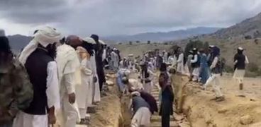 حفر قبور الأفغان