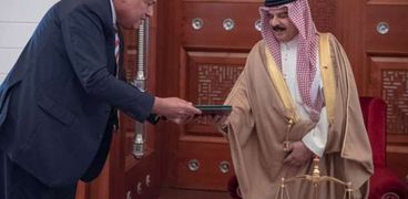 وزير الخارجية يسلم الملك حمد بن عيسي آل خليفة رسالة  الرئيس السيسي
