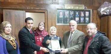 وكيل وزارة الصحة فى بورسعيد أثناء تكريم أسرة «المحسناوى»