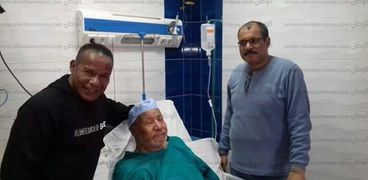 لاعب كمال الأجسام الشحات مبروك يزور والده بمستشفى في البحيرة