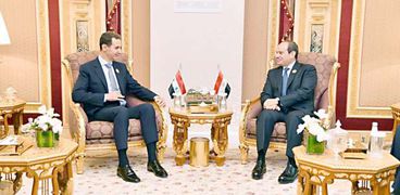 الرئيسان «السيسى والأسد» خلال لقائهما على هامش القمة