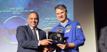 جانب من تكريم رئيس أكاديمية البحث العلمي لـ"رائد الفضاء"
