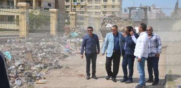 الزغبى يتفقد رفع القمامة من منطقة حي ثاني الإسماعيلية.
