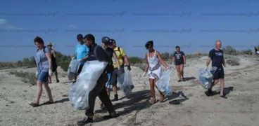 بالصور| طلاب وأجانب يشاركون في تنظيف محمية وادي الجمال في البحر الأحمر