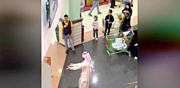 رقص لشاب سعودي بأحد المولات على "بنت الجيران"