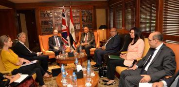 وزير الخارجية يبحث مع "ألستر بيرت" وزير الدولة البريطاني لشئون الشرق الأوسط وشمال أفريقيا للتباحث حول العلاقات ومجمّل الأوضاع ذات الاهتمام المشترك