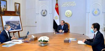 الرئيس السيسي خلال اجتماعة مع رئيس هيئة قناة السويس