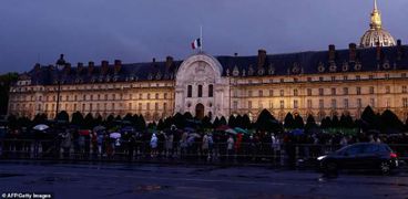 ألاف الفرنسيين يلقون النظرة الأخيرة على جثمان جاك شيراك