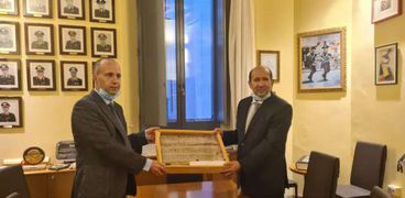 السفير المصري في إيطاليا يسترد قطعة أثرية مهربة