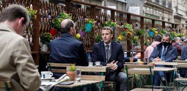 ماكرون ورئيس الوزراء الفرنسي كاستكس يتناولان القهوة في أحد شوارع باريس هذا الصباح