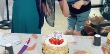 شاب لبناني من ذوي الهمم يحتفل بعيد ميلاد والدته