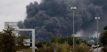 السلطات الفرنسية تحذر من "خطر تلوث" نهر السين بسبب حريق مصنع للمواد الكيميائية في شمال فرنسا