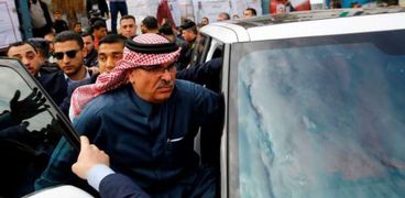 لحظة هرب السفير القطري محمد العمادي من عمال النظافة بغزة