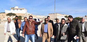 اللواء خالد شعيب محافظ مطروح خلال جولة تفقدية بمنطقة شاطىء روميل