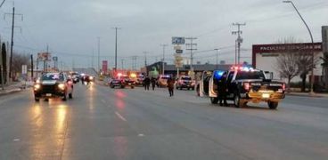 سيارات من الشرطة المكسيكية في  موقع الحادث