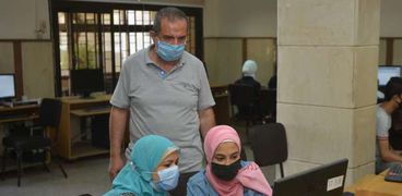 طالبة تسجل رغبات الالتحاق بالجامعات فى معمل التنسيق