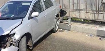 حادث اصطدام سيارة ملاكي برصيف