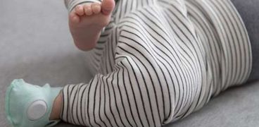 بعض أجهزة مراقبة صحة الرضع تثبت في الجوارب