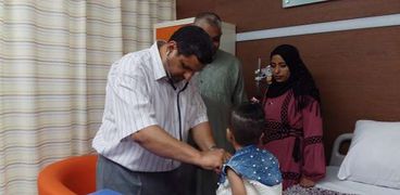 طبيب يكشف على طفلة قبل إجراء عملية زراعة قوقعة لها