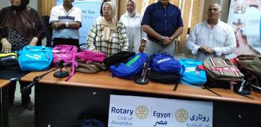 تضامن الإسكندرية توزع 1000شنطة مدرسية