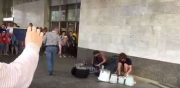 فرقة روسية شبابية تعزف موسيقى على أوانى الطهى داخل محطات المترو