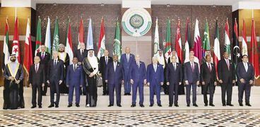 زعماء وقادة الدول العربية في الصورة التذكارية للقمة العربية الـ31 بالجزائر