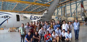 طلاب كليات الهندسة يتفقدون ورش الصيانة بمصر للطيران