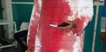 أثار الدم على ملابس المواطن الذي قام بنقل الضحية إلي مستشفى الإسماعيلية العام